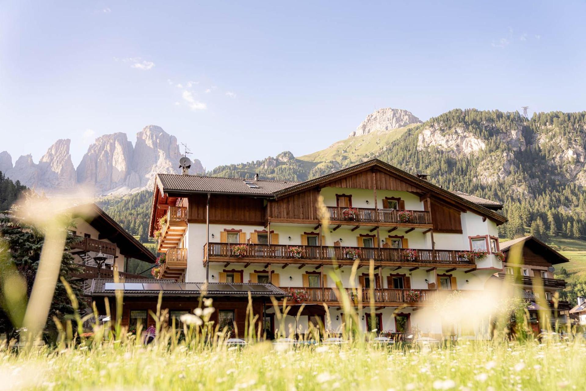 Garni Letizia Bed & Breakfast Campitello di Fassa Exterior photo