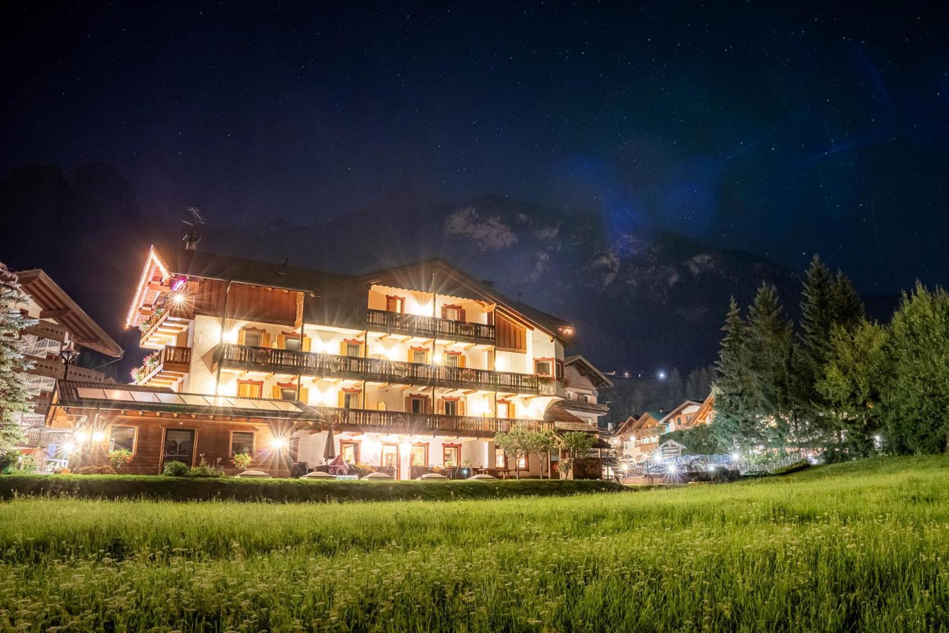 Garni Letizia Bed & Breakfast Campitello di Fassa Exterior photo